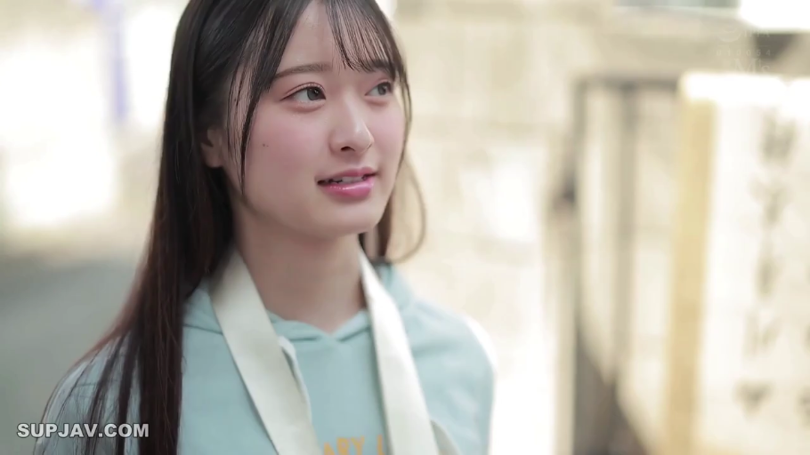 脸部特写 · 站立 · 凝视 · 户外街道 · 清纯微笑 · 浅蓝色连帽衫