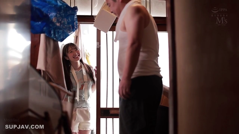 走廊 · 包 · 注视 · 女性面部特写 · 男性白色背心和深色裤子
