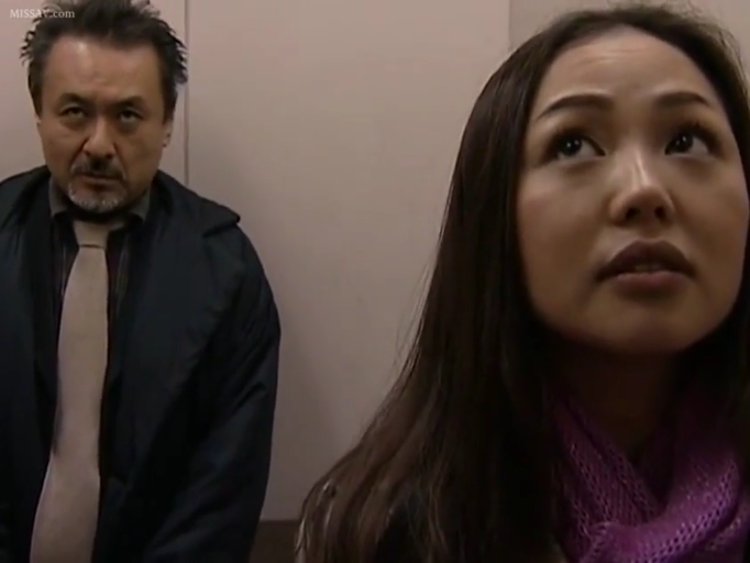 电梯 · 深沉 · 紫色围巾 · 中年男子半身像