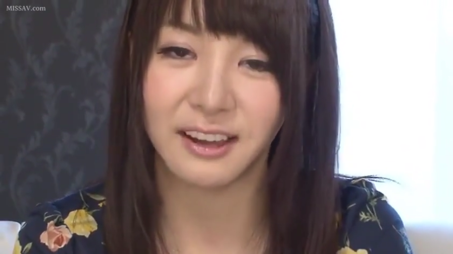 室内 · 坐姿 · 交谈 · 脸部特写 · 微笑 · 长发 · 碎花上衣