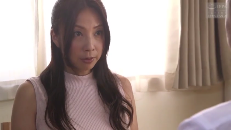 卧室 · 专注 · 人物面部特写 · 光线明亮 · 粉色无袖针织衫