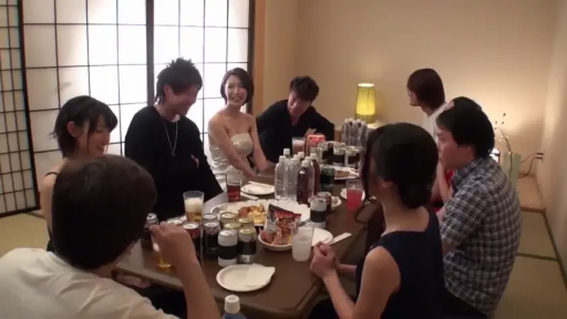 和室 · 全景 · 微笑 · 多人 · 休闲服 · 聚会 · 围坐 · 酒水饮料