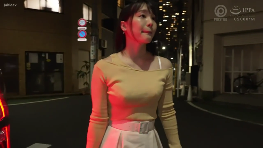 脸部特写 · 警惕 · 黄色露肩长袖上衣 · 夜间街道 · 红光照射