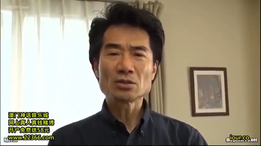 卧室 · 严肃 · 面部特写 · 画面带有赌博网站水印 · 深蓝色翻领衬衫