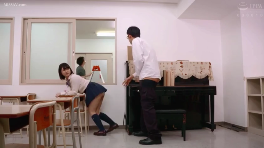 全身 · 教室 · 弯腰 · 课桌 · 剧情 · 诱惑 · JK制服 · 勾引