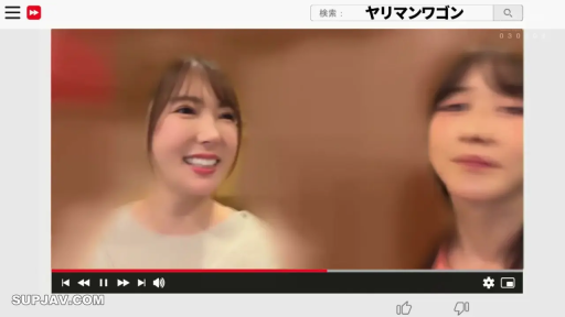 坐姿 · 交谈 · 脸部特写 · 微笑 · 车内 · 便装 · 两人