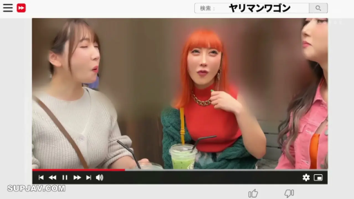 交谈 · 白色针织衫 · 人物面部特写 · 饮料 · 室内休息区 · 视频网站界面