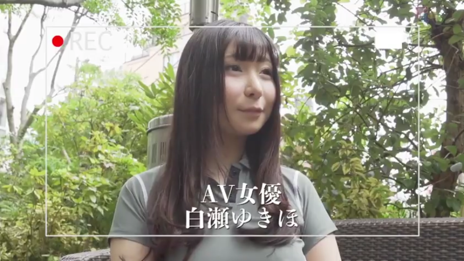微笑 · 绿化区 · 人物面部特写 · 灰色POLO衫 · 角色字幕 · 摄像机取景框
