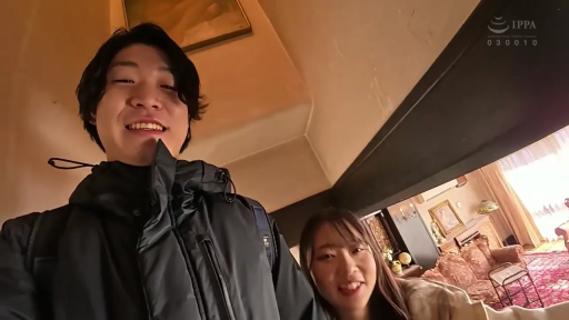 POV视角 · 室内房间 · 中景特写 · 站立姿势 · 凝视镜头 · 开心微笑 · 黑色连帽外套