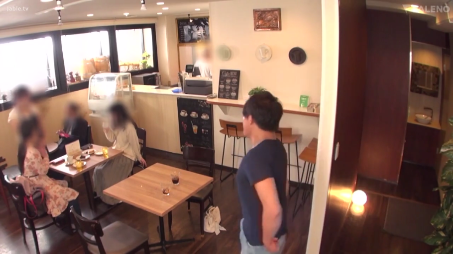 咖啡馆 · 便服 · 餐盘 · 自然日常 · 监控摄像头拍摄画面