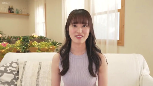 微笑 · 沙发 · 上半身特写 · 靠枕 · 室内光线明亮 · 浅紫色针织无袖上衣
