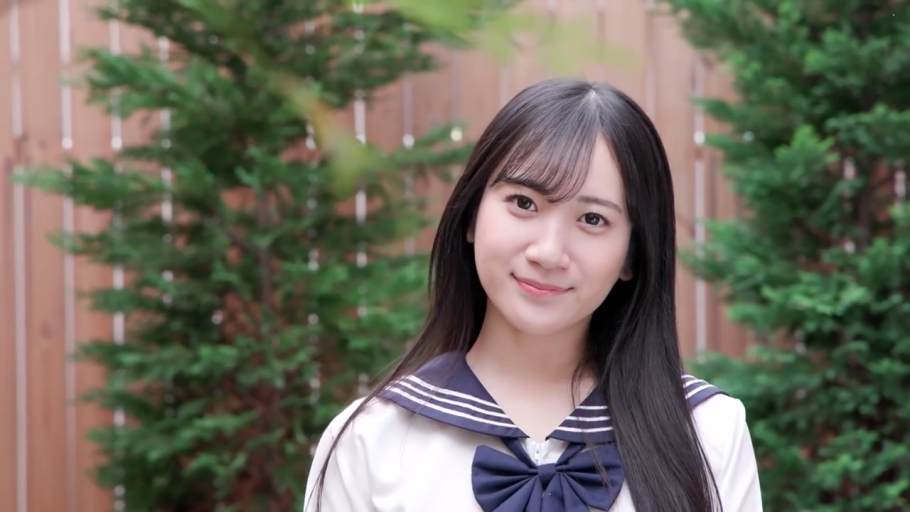 面部特写 · 日式水手服 · 花园 · 甜美微笑 · 自然光