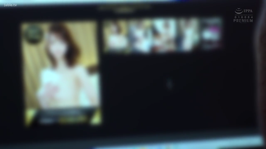 室内 · 电脑 · 裸体 · 屏幕画面特写 · 视频直播画面
