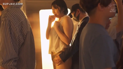 站立 · 中景 · 电车车厢 · 无袖上衣