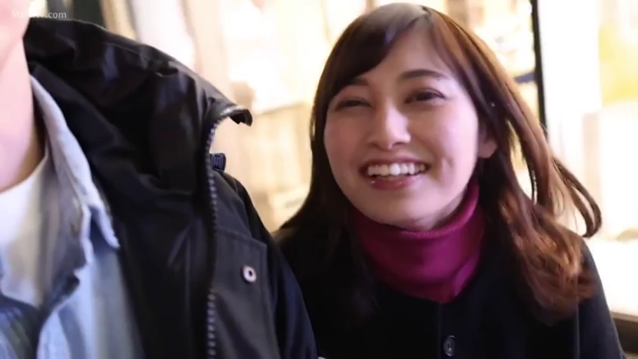 交谈 · 微笑 · 面部特写 · 户外 · 日常 · 并肩站立 · 黑色大衣