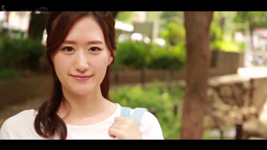 微笑 · 半身 · 注视 · 白色T恤 · 戒指 · 正对镜头 · 户外公园 · 素人风格