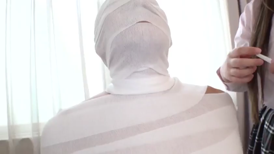 窗边 · 无 · 被遮挡不可见 · 白色医用绷带 · 身穿学生制服的女优，被缠绕的对象穿着绷带 · 头部绷带包裹特写 · 特殊装束
