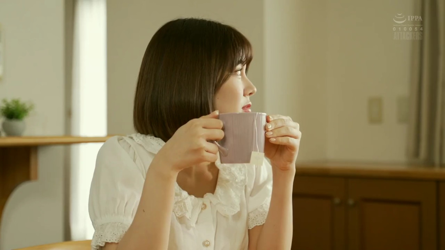 室内 · 坐姿 · 平静 · 短发 · 侧脸特写 · 白色蕾丝衬衫 · 马克杯 · 喝茶