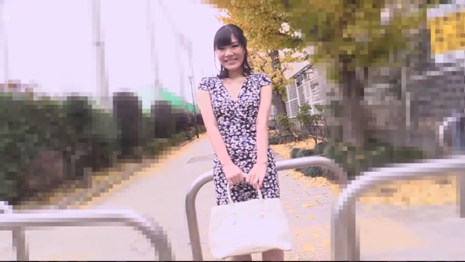 微笑 · 手提包 · 公园附近 · 碎花连衣裙 · 全身正面视角