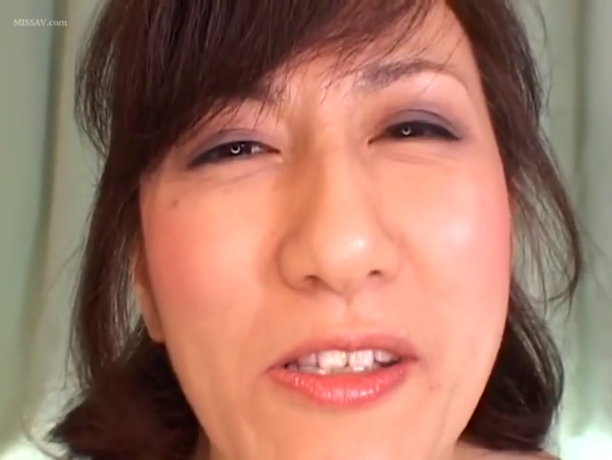 室内 · 眼神迷离 · 眼睛特写 · 无法分辨