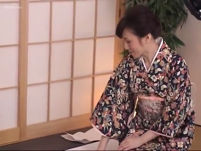 面带微笑 · 榻榻米 · 腰带 · 日式拉门 · 和风背景 · 人物半身特写