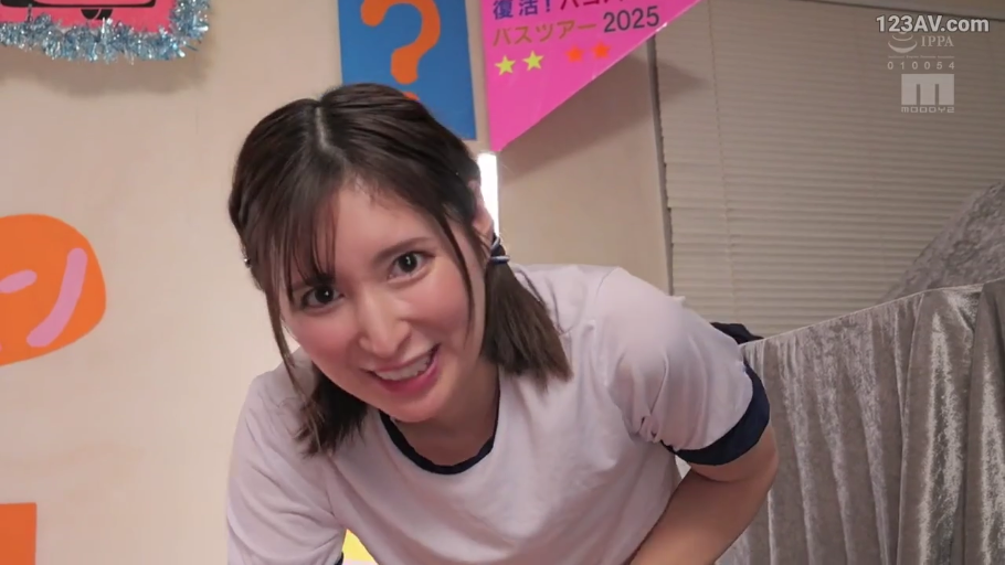 室内 · 俯身 · 微笑 · 面部特写 · 注视镜头 · 体操服 · 背景板 · 成人影片