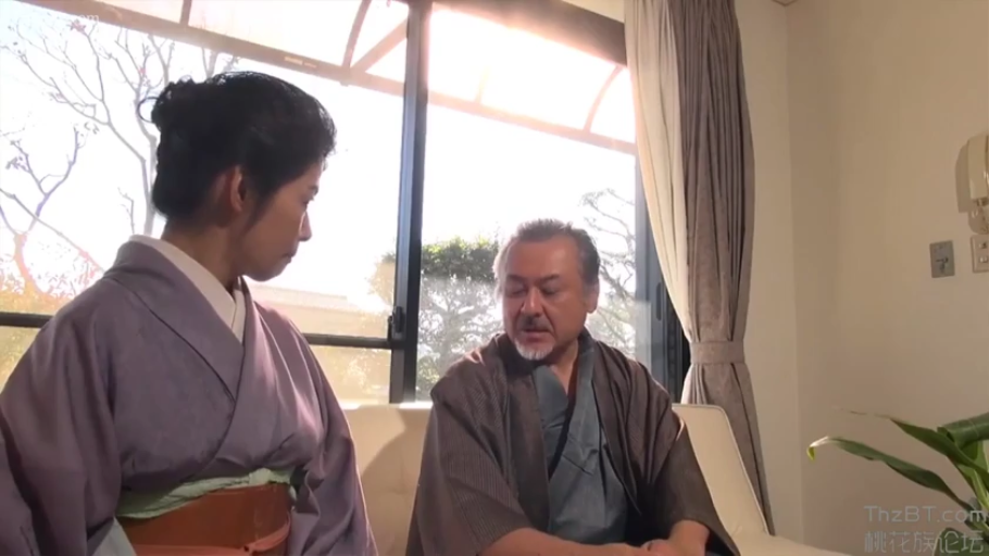 平静 · 室内客厅 · 传统日式服装 · 无 · 自然光照明 · 中景镜头