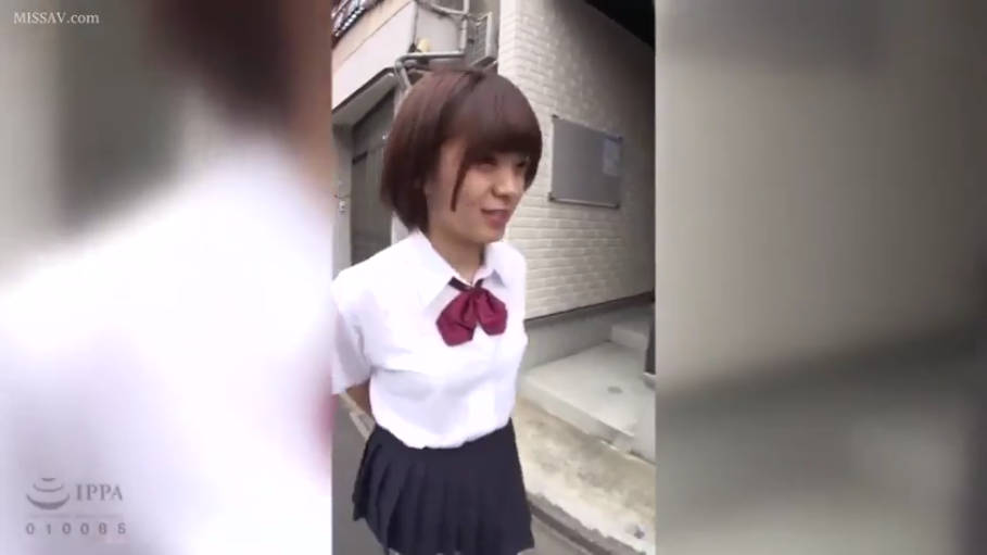 顔のクローズアップ · 深色百褶短裙 · 室外 · 微笑着看向镜头