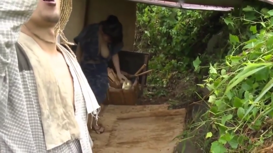农具篮 · 野外环境 · 农村 · 男人上半身近景 · 女人穿深蓝色和服 · 男人张嘴喘气