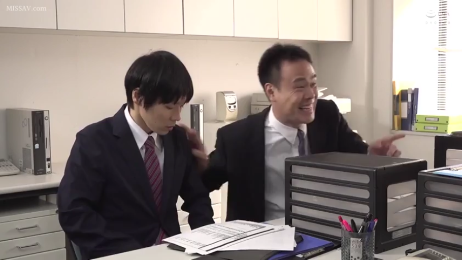 交谈 · 办公室 · 中景 · 电脑 · 笑容 · 西装 · 职场 · 坐位