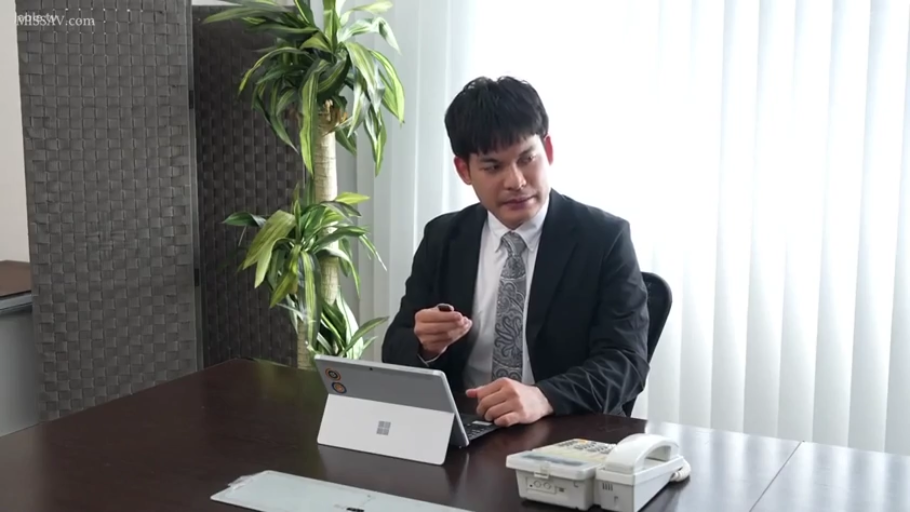 专注 · 办公室 · 领带 · 座机 · 人物上半身特写 · 办公环境