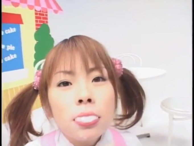 微张嘴 · 面部特写 · 摄影棚 · 粉色服装 · 嘴部精液残留 · 口交结束