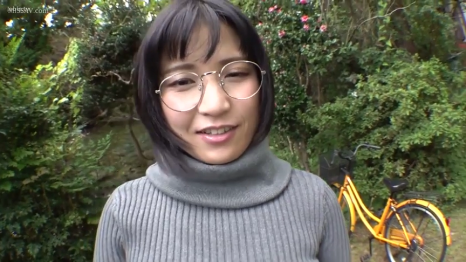 温柔 · 面部特写 · 灰色高领毛衣 · 户外花园 · 自然光 · 金丝边眼镜