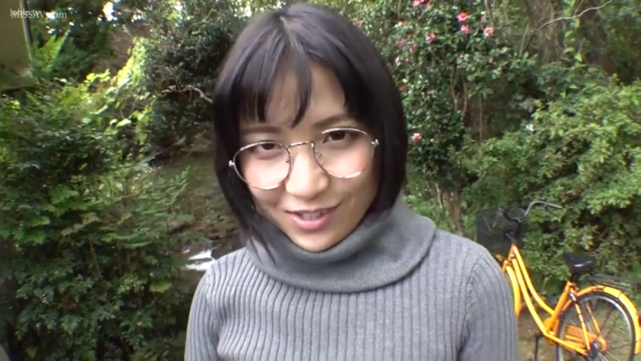 眼镜 · 注视 · 面部特写 · 灰色高领毛衣 · 林间 · 自然光