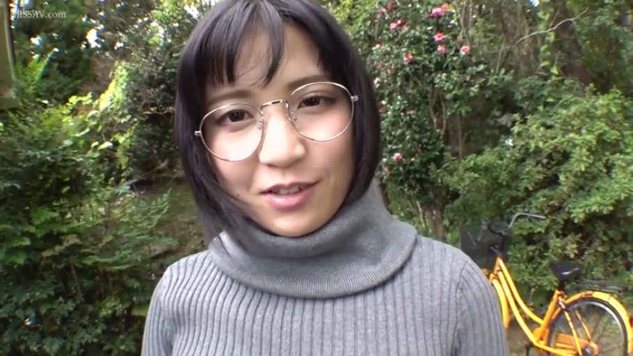 眼镜 · 上半身特写 · 微笑 · 花园 · 灰色高领针织毛衣