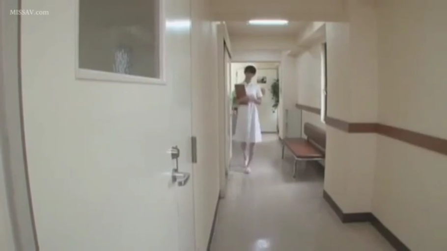 护士服 · 远景 · 站立行走 · 医院走廊