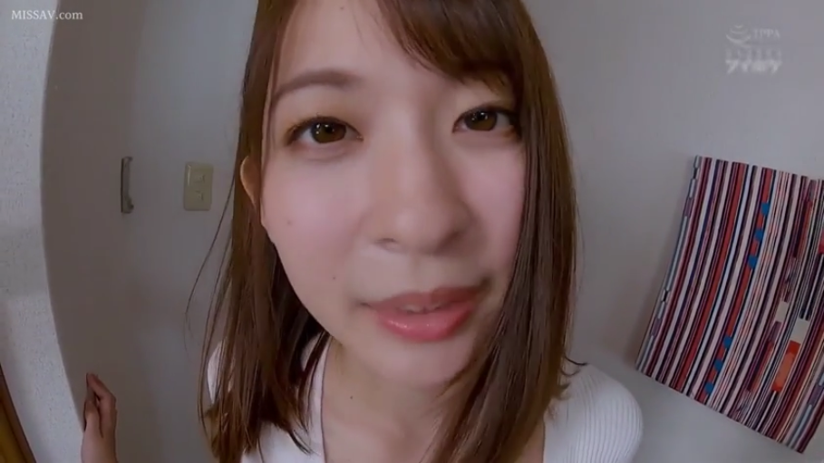 室内 · 期待 · 眼部特写 · 白色上衣