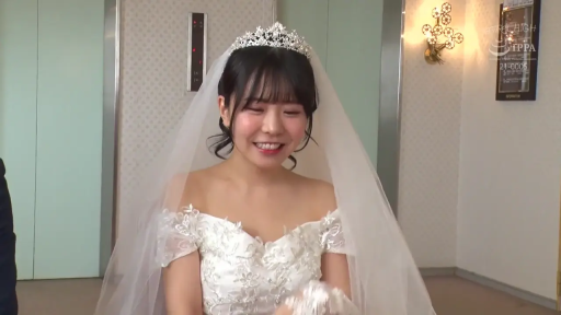 走廊 · 上半身特写 · 甜美微笑 · 皇冠 · 白色露肩蕾丝婚纱 · 头戴皇冠