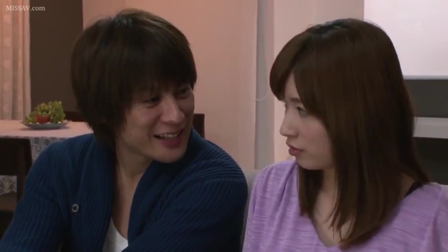 室内 · 坐姿 · 交谈 · 微笑 · 休闲服 · 双人特写