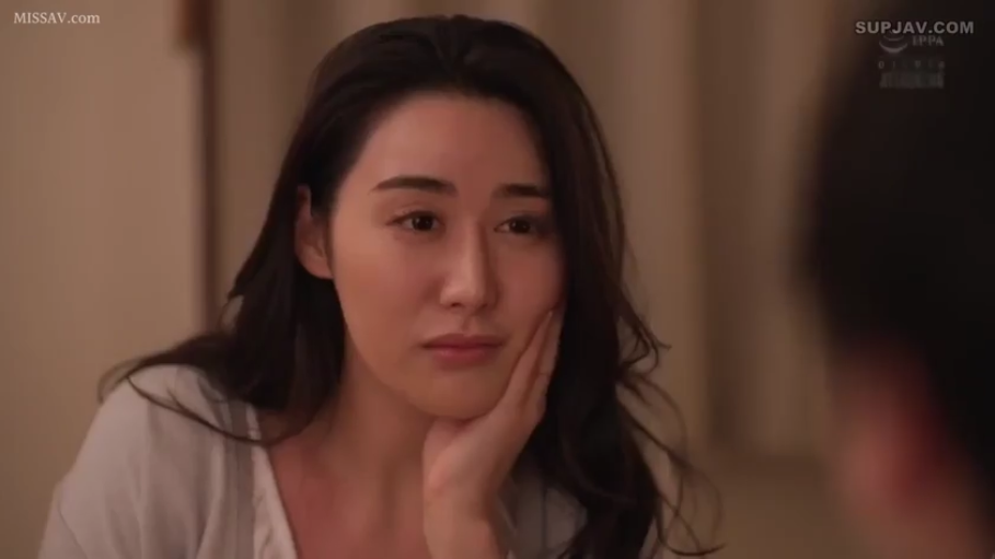 室内 · 忧郁 · 面部特写 · 白色上衣 · 对视 · 熟女 · 托腮