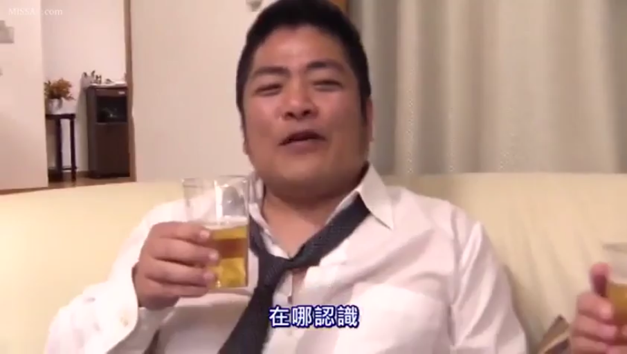 坐姿 · 白衬衫 · 微笑 · 客厅 · 上半身 · 喝酒 · 啤酒杯 · 中年大叔