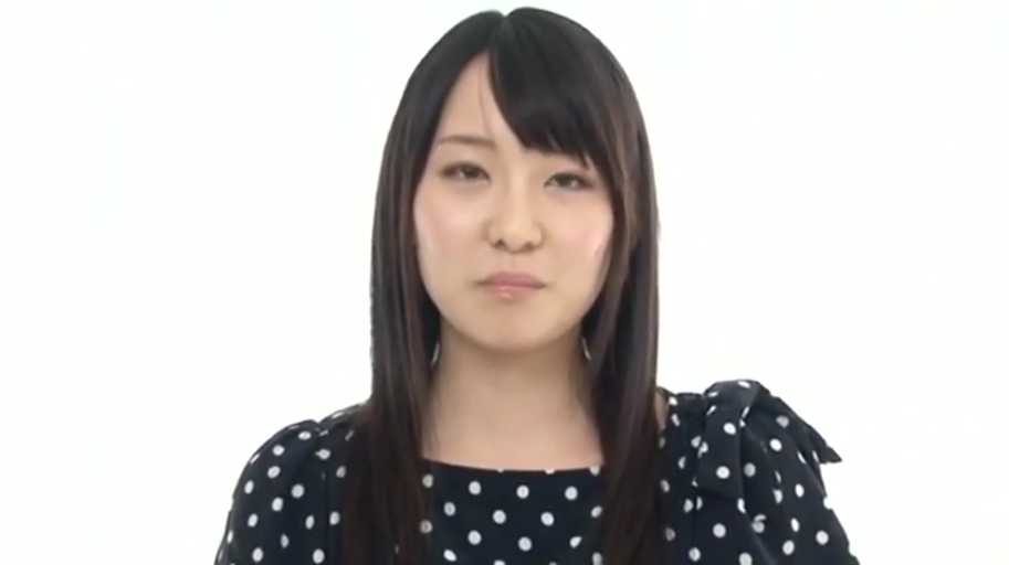 平静 · 上半身特写 · 白色背景摄影棚 · 无 · 无 · 无 · 深蓝色圆点上衣
