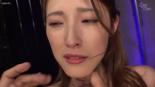 室内 · 脸部特写 · 裸体 · 成人内容 · 抬头 · 哭泣 · 掐脖