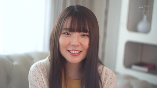 室内客厅 · Sweet smile · IPPA标志 · 黄色内搭 · 脸部正面特写