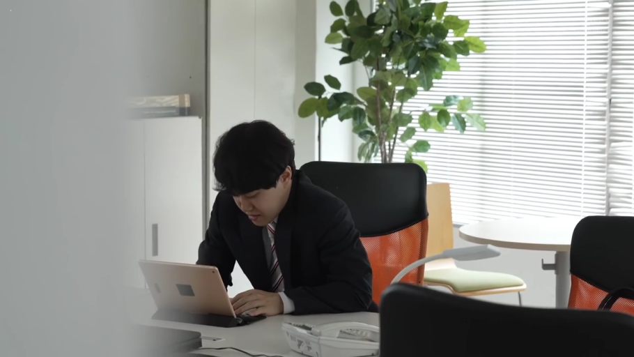 专注 · 办公室 · 深色西装 · 平板电脑 · 百叶窗背景 · 中景镜头