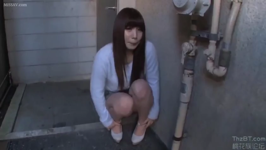 全身 · 蹲姿 · 羞涩 · 毛衣 · 墙角 · 野外露出 · 亚洲 · 管道