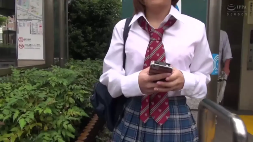 无表情 · 车站 · 手机 · 蓝灰色格纹百褶短裙 · 上半身躯干特写