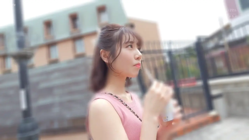 半身特写 · 户外 · 日系 · 纸杯 · 粉色无袖上衣 · 侧身站立 · 自然表情 · 手持饮料