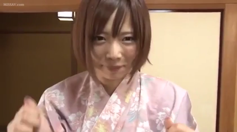 和室 · 微笑 · 注视 · 上半身 · 短发 · 正面 · 浴衣