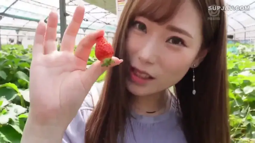 微笑 · 面部特写 · 长发 · 紫色针织衫 · 草莓 · 展示草莓 · 正面持物 · 草莓采摘园